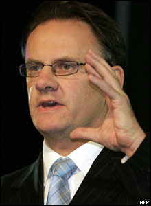 Labor federal opposition leader Mark Latham concedes defeat in his Sydney electorate of Werriwa