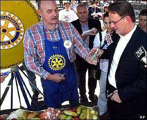 Opposition Labor party leader Mark Latham (r) buys tickets for a food hamper at a school in Sydney