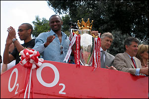 Thierry Henry, Patrick Vieira, Arsene Wenger and David Dein celebrate on top of the team bus