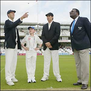 New Zealand captain Stephen Fleming watches as Marcus Trescothick loses the toss