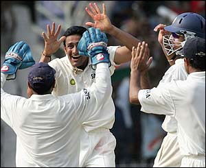 Kumble celebrates claiming the wicket of Michael Clarke