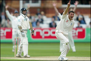 Mark Richardson makes 93 before a thick inside edge is missed by the umpire and he is out lbw