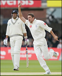 Daryl Tuffey looks on as Steve Harmison claims the wicket of Jacob Oram for 67