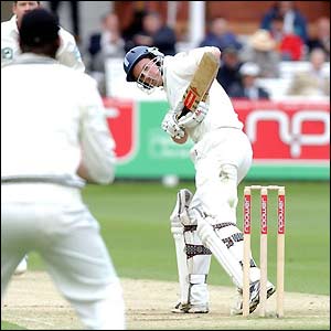 Andrew Strauss helps guide England to 27-0 at lunch