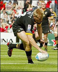 Stuart Abbott touches down under the posts to give Wasps a 10-6 lead