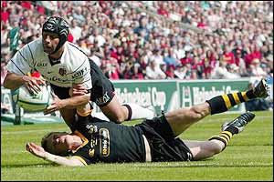 Toulouse fly-half Yann Delaigue dives over in the corner