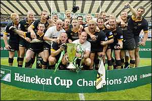 The Wasps players celebrate with the trophy