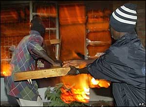 Opposition supporters setting fire to UDF offices in Ndirande, near Blantyre