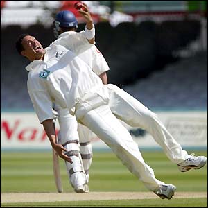 Darryl Tuffey catches Marcus Trescothick