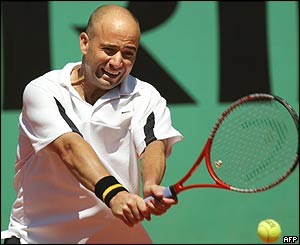 Agassi struggles against Haehnel in front of the partisan home crowd