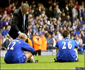 Claudio Ranieri comforts his players after defeat in the 2002 FA Cup final