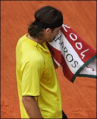 Carlos Moya gains a comfortable 6-1 6-2 6-1 victory for his 11th straight win