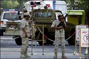 Saudi police and ambulances outside the Oasis compound in Khobar, 30 May 2004