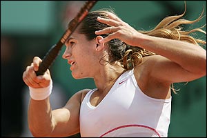 Amelie Mauresmo in action against Magdalena Maleeva