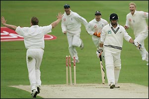 Martin Saggers makes an explosive return to Test cricket as Richardson goes for 13 runs