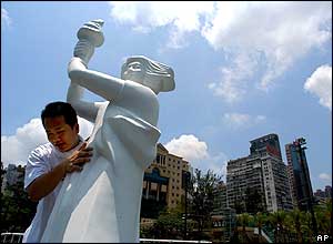 A man erects a statue of 