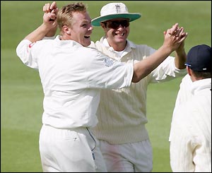 Martin Saggers celebrates the wicket of Astle with captain Michael Vaughan