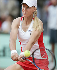 Dementieva struggles in the first set