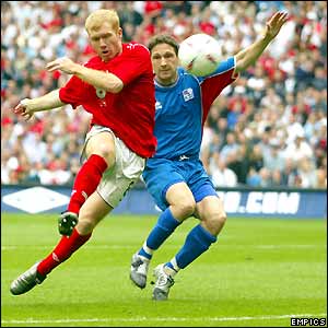 Paul Scholes shoots over the bar against Iceland