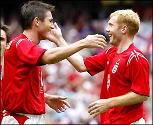 Frank Lampard celebrates his goal with Paul Scholes
