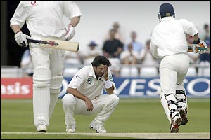 Flintoff and Jones both enjoy making half-centuries in quick time