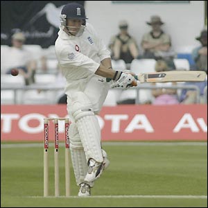 Geraint Jones gets to 91 not out at tea