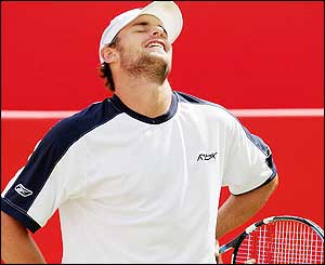 Roddick is never really tested by Srichaphan as he breezes into a semi-final against Lleyton Hewitt
