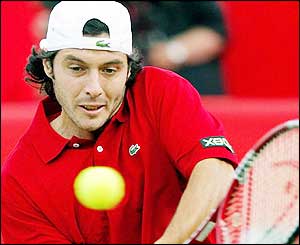 Grosjean takes control of his quarter-final match