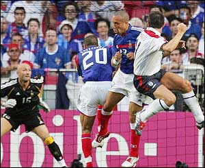 Lampard out jumps Silvestre to head in David Beckham's well taken free-kick