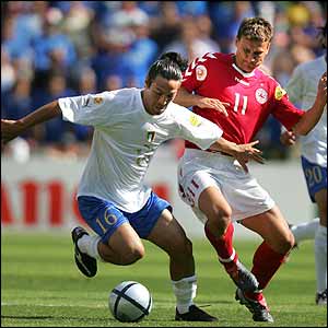 Mauro Camoranesi holds off Ebbe Sand