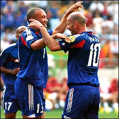 Mikael Silvestre congratulates Zinedine Zidane after France's opening goal