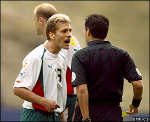 Referee Lucilio Batista sends off Stilian Petrov