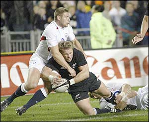 England's Ben Cohen tackles New Zealand's Justin Marshall