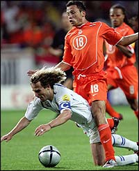 Holland's Johnny Heitinga fouls Pavel Nedved