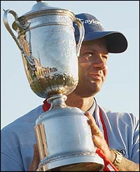 Goosen accepts the trphy