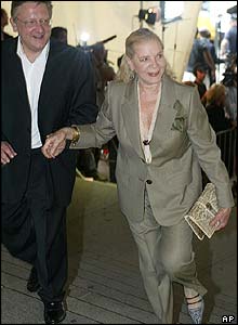Lauren Bacall arriving at the Metropolitan Museum of Art