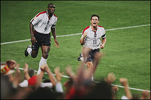 Sol Campbell and Frank Lampard celebrate Lampard's equaliser