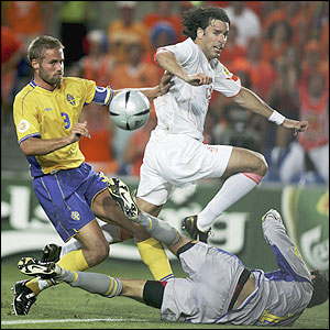 Ruud van Nistelrooy goes close