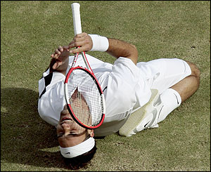Federer sinks to his knees