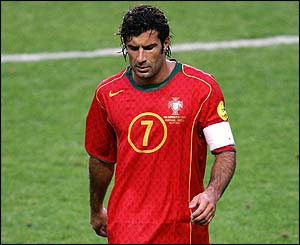 A disappointed Luis Figo leaves the field at half-time