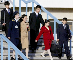 Family members of Japanese former abductees go down stairs to board a plane at Pyongyang airport, May 2004