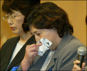 Hitomi Soga cries during a press conference at a Tokyo hotel, May 2004.