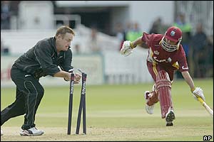 New Zealand's Scott Styris runs out Ramnaresh Sarwan