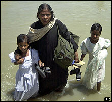 Flood victims in the Bangladeshi district of Sirajgonj.