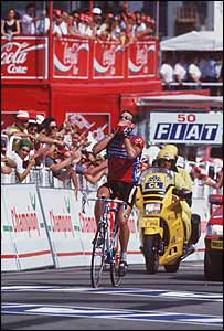 Lance Armstrong celebrates winning the 18th stage of the Tour de France in Limoges