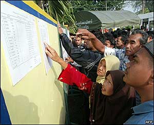 Relatives of Muslim demonstrators check the list of dead, 27 October 2004.