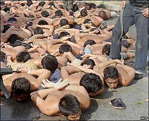Thai policemen and soldiers arrest demonstrators at Takbai police station in Narathiwat, southern Thailand, 25 October 2004. 