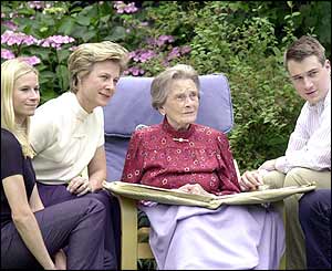 Alice with her daughter-in-law and grandchildren in 2001