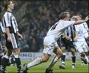Kevin Davies scores Bolton's winner 