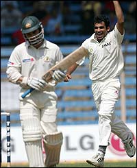 Zaheer removes Justin Langer